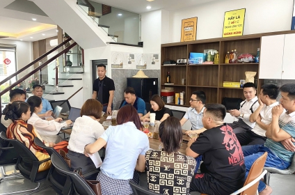 BUỔI HỌP HÀNG TUẦN CÙNG TOÀN THỂ NHÂN VIÊN CÔNG TY