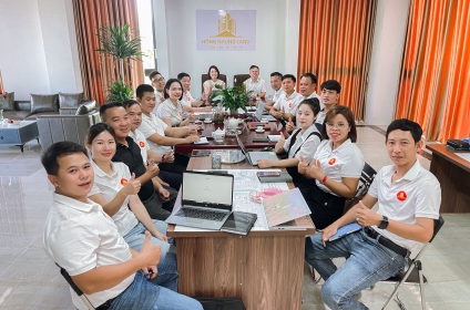 HỌP NỘI BỘ HÀNG TUẦN CÙNG TOÀN THỂ NHÂN VIÊN HỒNG NHUNG LAND 4/8/2025 VÀ HÂN HOAN CHÚC MỪNG SINH NHẬT THÁNG 8