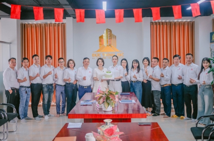 HỌP ĐẦU TUẦN CÙNG HỒNG NHUNG LAND