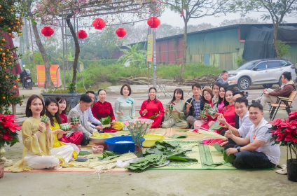 Không khí xuân đã rộn ràng, tiếng cười đã đầy văn phòng