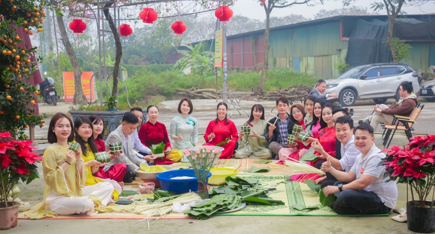 Không khí xuân đã rộn ràng, tiếng cười đã đầy văn phòng